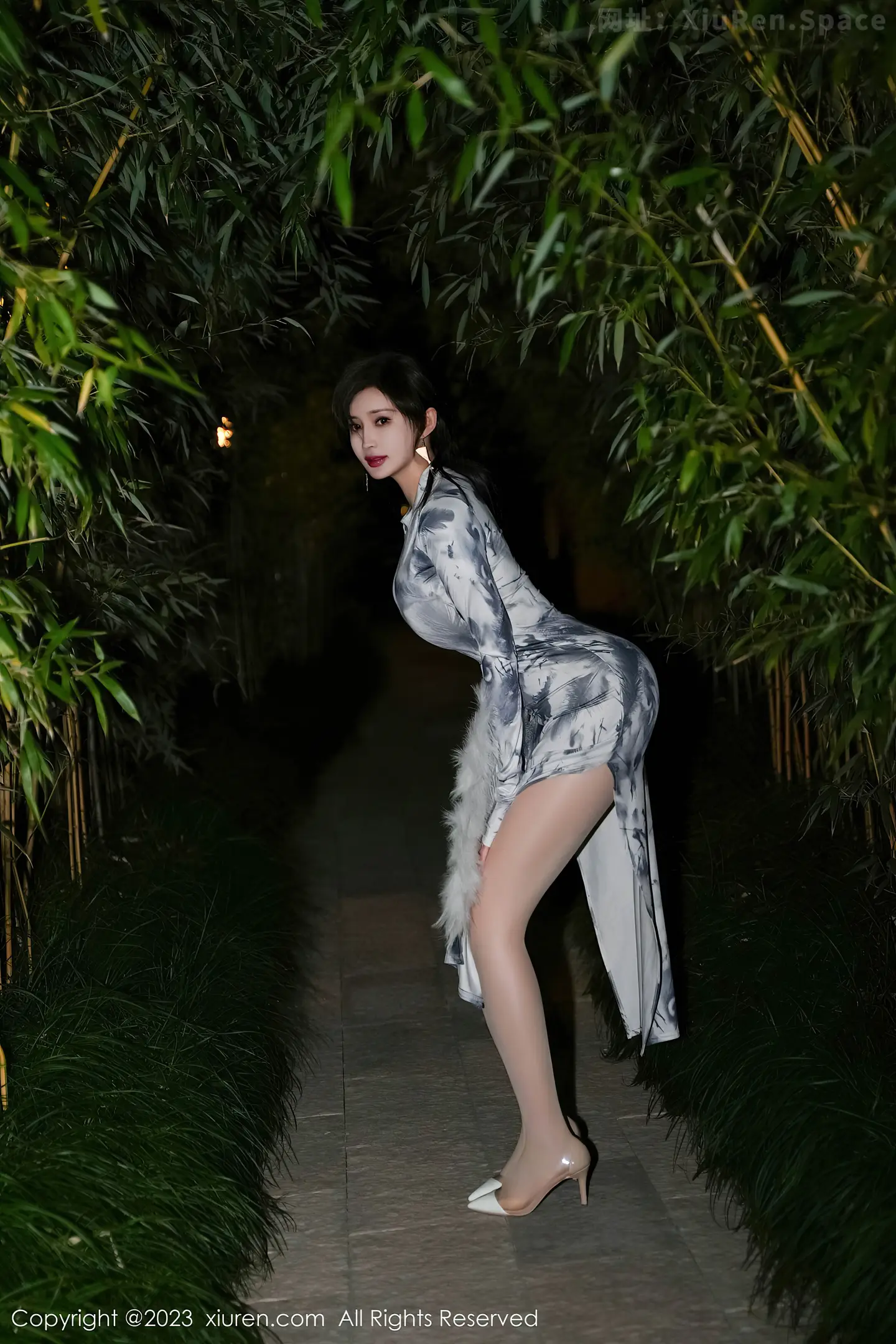 图片[6]-[XiuRen秀人网]VOL.7744 女神Carol周妍希户外性感长旗袍露白色内衣秀完美身材诱惑写真77P-秀人网官方网站